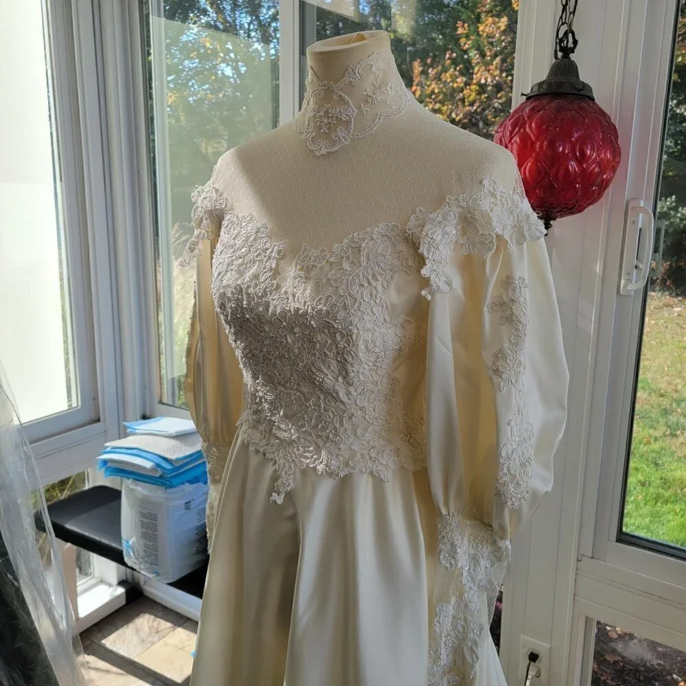 Fantastic Vintage Lace, Satin, Buttons, and puffy sleeves - Picture 3 of 16